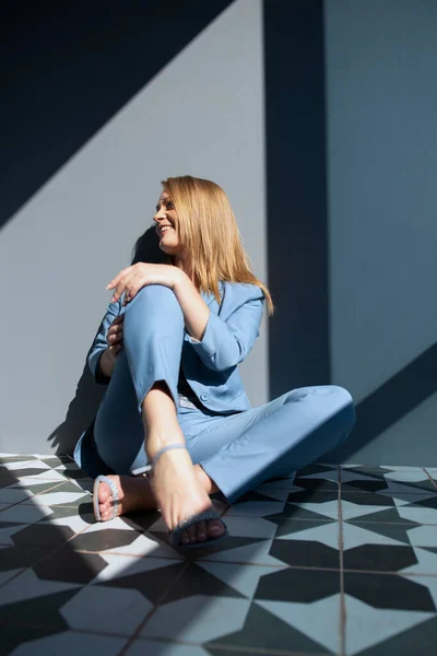 Hermosa Mujer Moda Con Traje Verano Azul Claro Posando Interiores — Foto de Stock