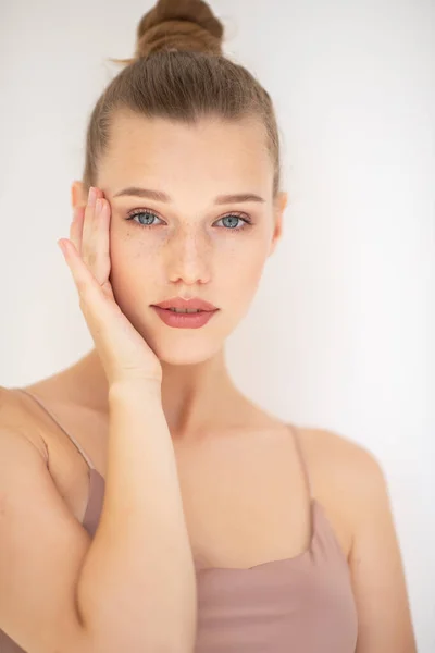 Retrato Mujer Hermosa Con Piel Limpia Concepto Juventud Tratamiento Belleza — Foto de Stock