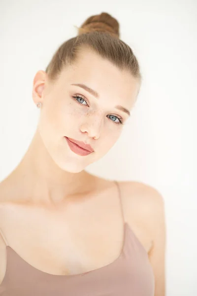 Retrato Mulher Bonita Com Pele Limpa Conceito Juventude Tratamento Beleza — Fotografia de Stock