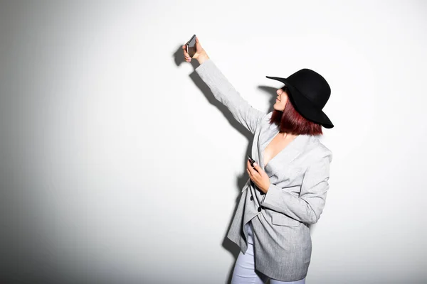 Mujer Joven Elegante Con Teléfono Inteligente Retrato Interior Sobre Blanco —  Fotos de Stock