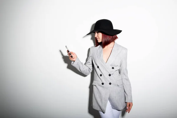 Mujer Joven Elegante Con Teléfono Inteligente Retrato Interior Sobre Blanco —  Fotos de Stock