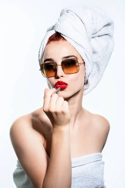 Modeblogger Morgens Jong Glam Mooi Vrouw Met Handdoek Zonnebril Maakt — Stockfoto