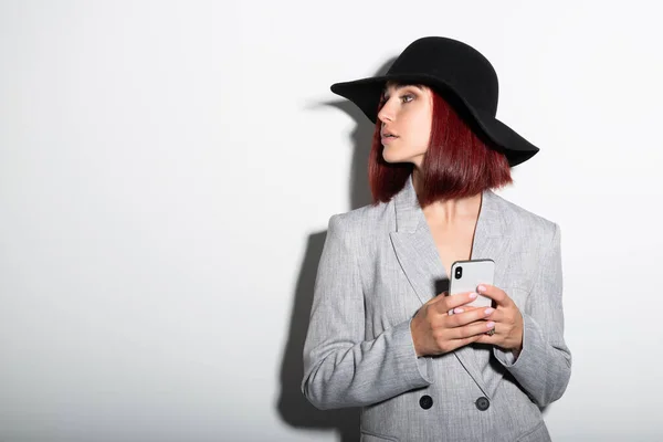 Mujer Joven Elegante Con Teléfono Inteligente Retrato Interior Sobre Blanco — Foto de Stock