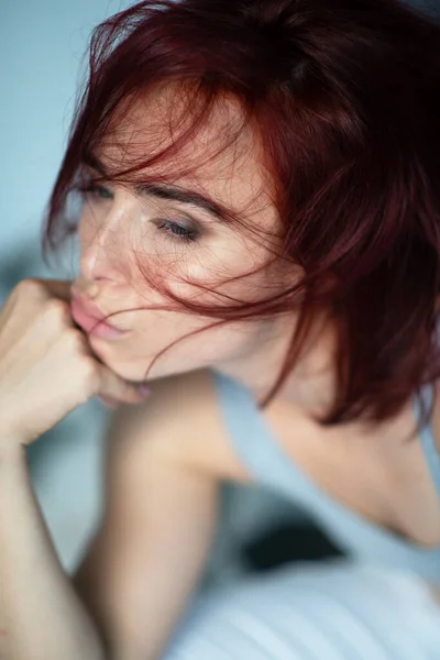 Güzel Genç Kızıl Saçlı Çilli Mavi Gözlü Bir Kadın Evde — Stok fotoğraf