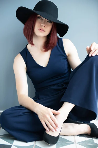Kobieta Moda Noszenia Głęboko Niebieskie Ubrania Czarny Kapelusz Pozowanie Wewnątrz — Zdjęcie stockowe
