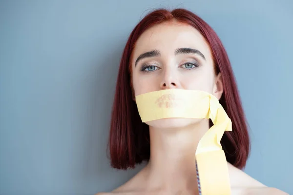 一个用胶带封口的年轻漂亮的女人 社会暴力 性别暴力和家庭暴力概念的沉默 — 图库照片