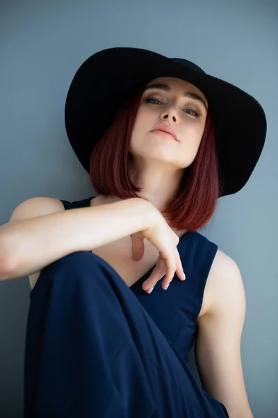 Schöne Modefrau Mit Hut Blickt Die Kamera — Stockfoto
