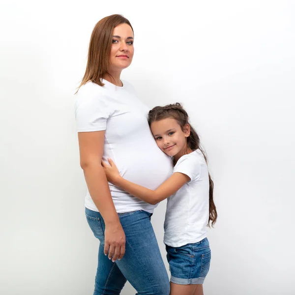 Menina Sorridente Bonita Abraça Sua Mãe Grávida Com Barriga Grande — Fotografia de Stock