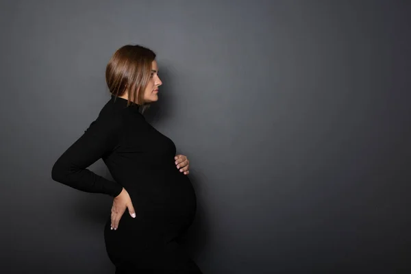 Donna Incinta Con Grande Pancia Che Indossa Abito Nero Posa — Foto Stock