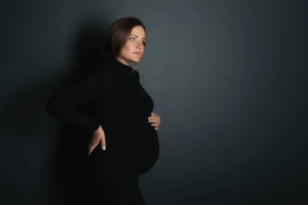 Mujer Embarazada Con Gran Vientre Con Vestido Negro Posando Estudio —  Fotos de Stock