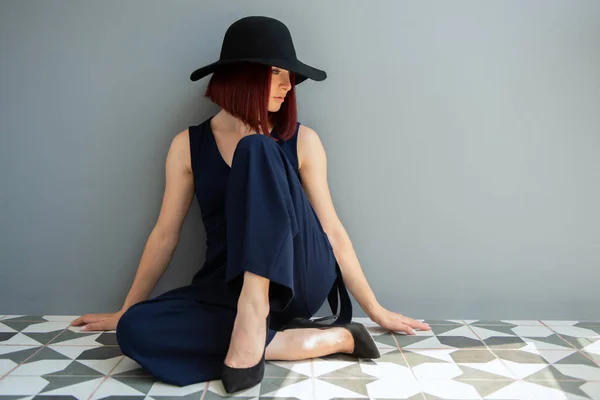 Mujer Moda Con Ropa Azul Profundo Sombrero Negro Posando Interiores — Foto de Stock