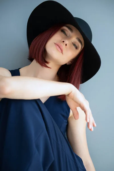 Modefrau Tiefblauer Kleidung Und Schwarzem Hut Posiert Drinnen — Stockfoto