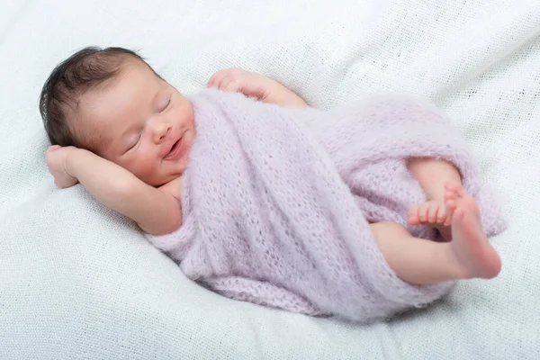 Bebê Recém Nascido Dorme Casa Sorri Sonho Retrato Criança Bonito — Fotografia de Stock