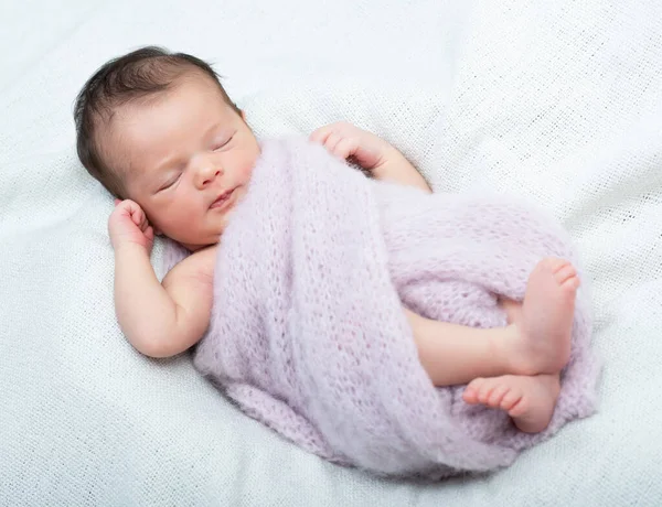 Novorozená Holčička Spí Doma Usmívá Snu Roztomilý Portrét Malého Kluka — Stock fotografie