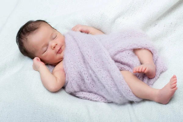 新生児の女の子は家で眠り 夢の中で笑っています かわいい子供の肖像画 — ストック写真