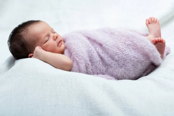 Neugeborenes Mädchen Schläft Hause Und Lächelt Traum Niedliches Kinderporträt — Stockfoto