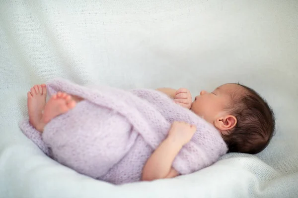 Neonata Dorme Casa Sorride Sogno Ritratto Del Bambino Carino — Foto Stock