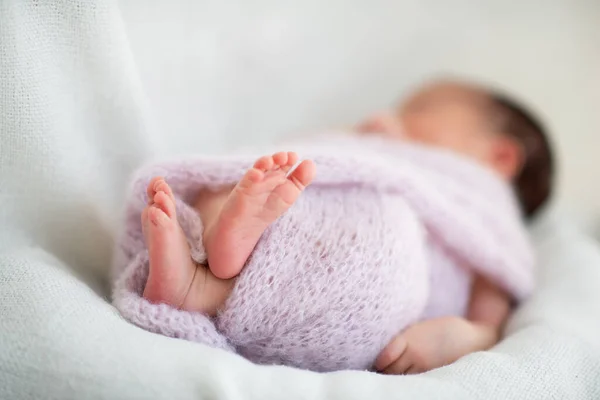 Bebê Recém Nascido Dorme Casa Pernas Perto Retrato Criança Bonito — Fotografia de Stock