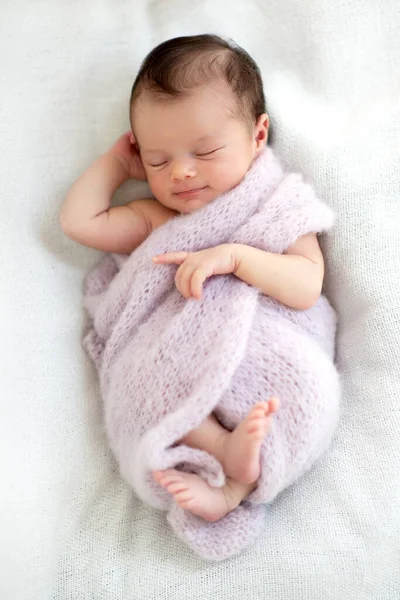 Bébé Nouveau Dort Maison Sourit Dans Rêve Portrait Mignon Petit — Photo