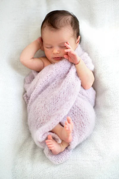 Novorozená Holčička Spí Doma Usmívá Snu Roztomilý Portrét Malého Kluka — Stock fotografie