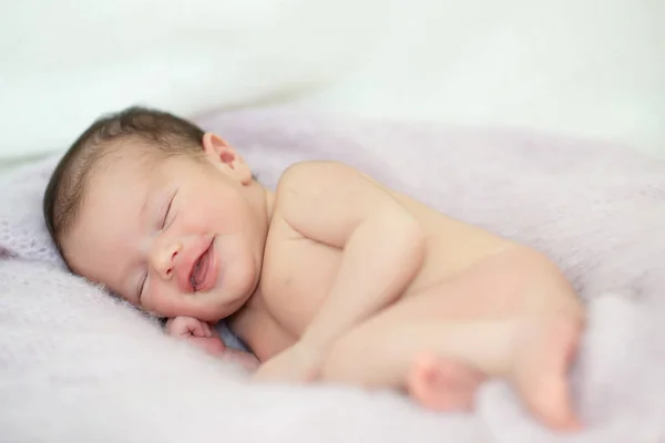 Bebê Recém Nascido Dorme Casa Sorri Sonho Retrato Criança Bonito — Fotografia de Stock