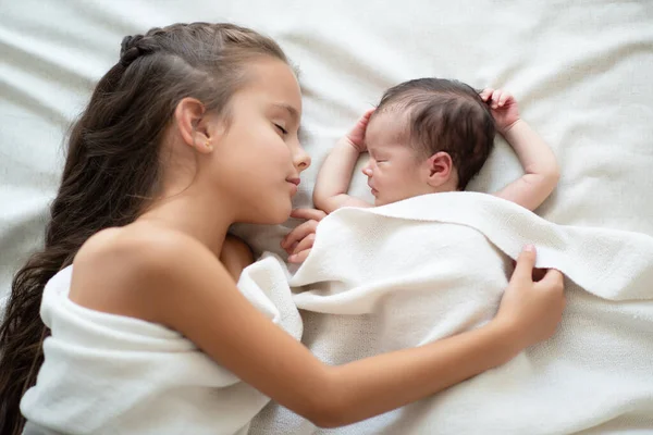 Klein Meisje Slaapt Met Haar Pasgeboren Zusje Thuis Schattig Kinderportret — Stockfoto