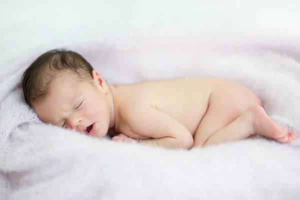 Het Pasgeboren Meisje Slaapt Thuis Schattig Kinderportret — Stockfoto