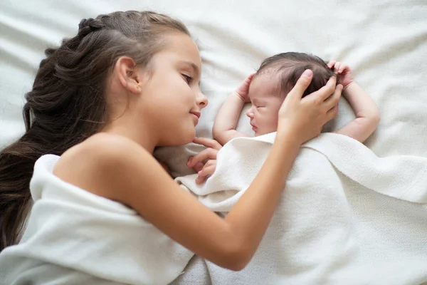 Niña Duerme Con Hermana Recién Nacida Casa Retrato Niños Lindos — Foto de Stock