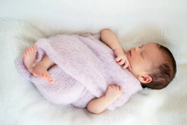 Neugeborenes Mädchen Schläft Hause Und Lächelt Traum Niedliches Kinderporträt — Stockfoto