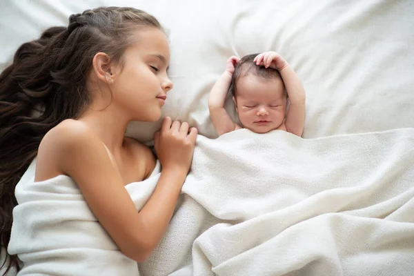 Niña Duerme Con Hermana Recién Nacida Casa Retrato Niños Lindos — Foto de Stock