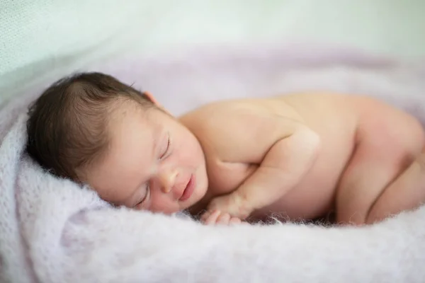 Neonata Dorme Casa Sorride Sogno Ritratto Del Bambino Carino — Foto Stock