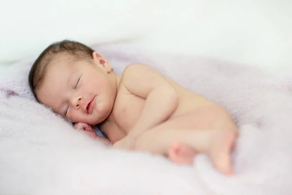 Nowonarodzona Dziewczynka Śpi Domu Uśmiecha Się Śnie Portret Słodkiego Dziecka — Zdjęcie stockowe