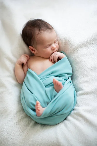 Yeni Doğmuş Bebek Evde Uyuyor Rüyasında Gülümsüyor Küçük Şirin Bir — Stok fotoğraf