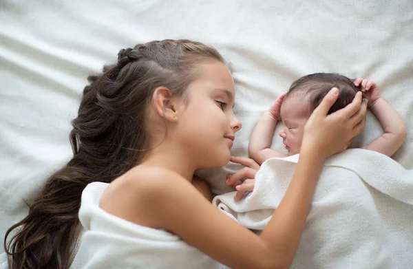 Kleines Mädchen Schläft Mit Ihrer Neugeborenen Schwester Hause Niedliches Kinderporträt — Stockfoto