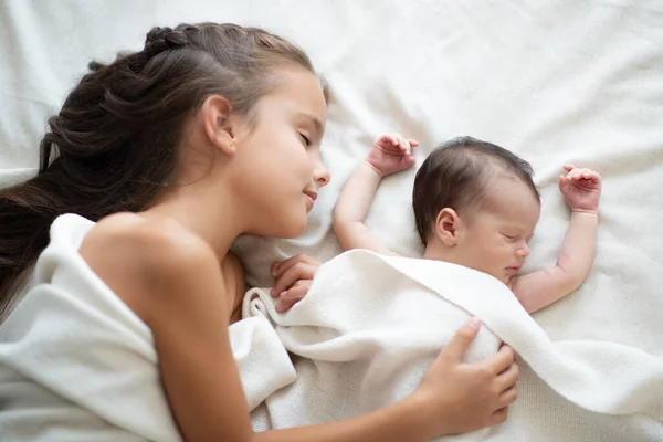 Klein Meisje Slaapt Met Haar Pasgeboren Zusje Thuis Schattig Kinderportret — Stockfoto