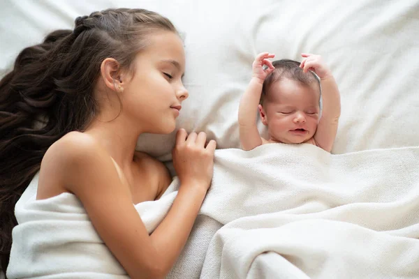 Klein Meisje Slaapt Met Haar Pasgeboren Zusje Thuis Schattig Kinderportret — Stockfoto