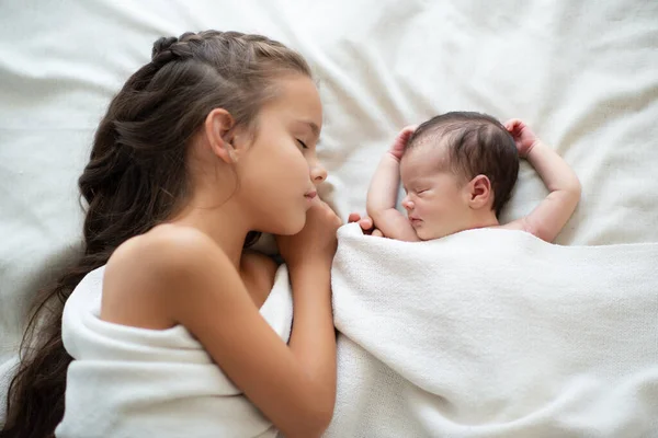 Klein Meisje Slaapt Met Haar Pasgeboren Zusje Thuis Schattig Kinderportret — Stockfoto