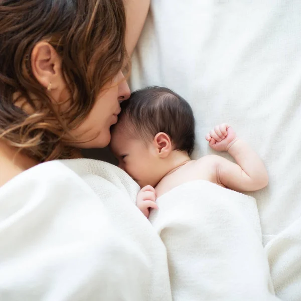 Anne Evde Yeni Doğmuş Kızıyla Yatakta Yatıyor Bebeğiyle Ilgileniyor Aile — Stok fotoğraf