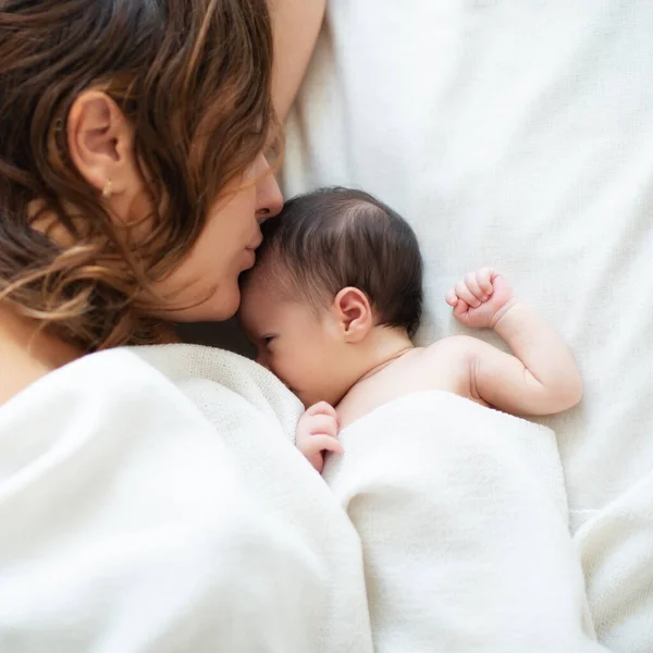 Madre Sdraiata Letto Con Figlia Appena Nata Casa Prende Cura — Foto Stock