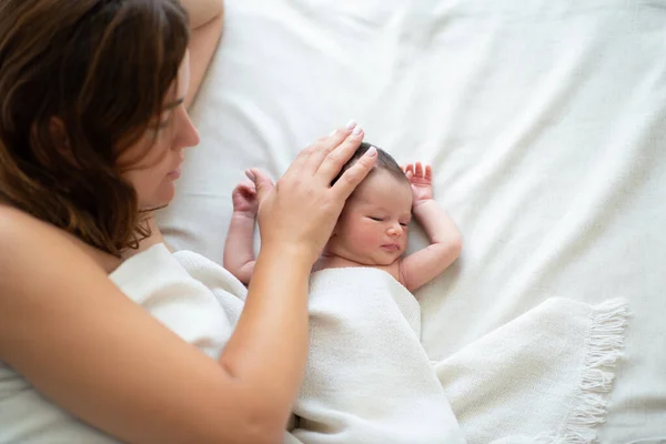 Mor Som Ligger Sängen Med Sin Nyfödda Dotter Hemma Tar — Stockfoto