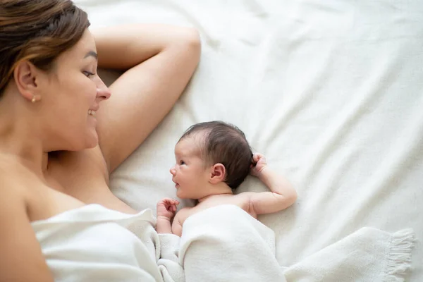 Glad Leende Mamma Ligger Sängen Med Sin Nyfödda Dotter Hemma — Stockfoto