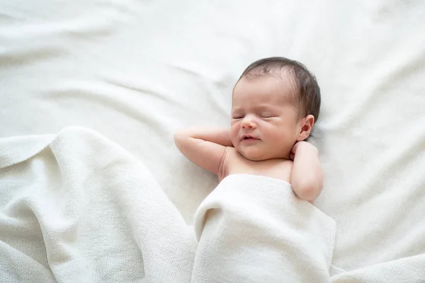 Niña Recién Nacida Acostada Cama Sobre Sábanas Blancas Retrato Niño — Foto de Stock