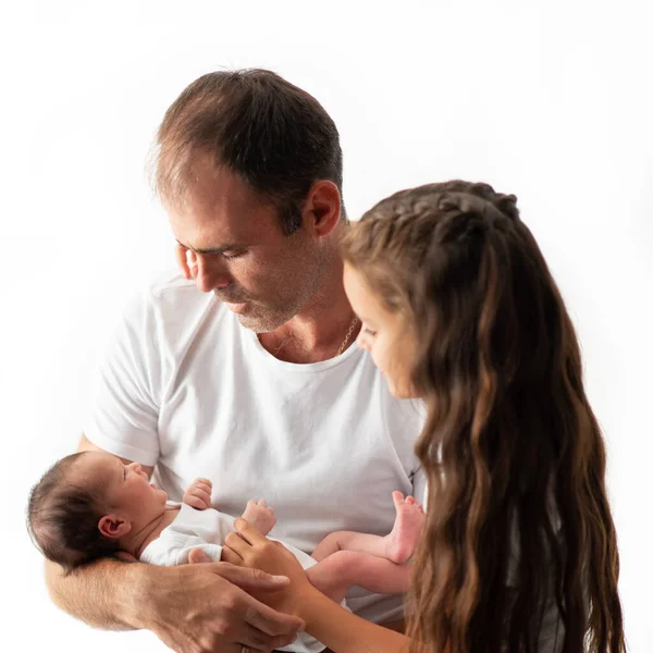 Pai Segurando Sua Filha Recém Nascida Braços Cuida Bebê Irmã — Fotografia de Stock