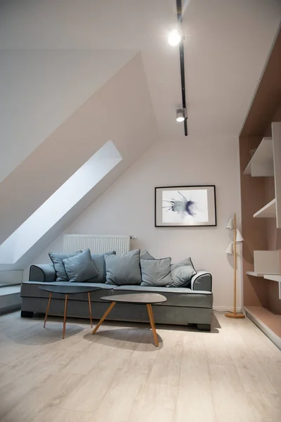 Modernes Design Home Interieur Wohnzimmer Mansarde Mit Sofa Und Eleganten — Stockfoto