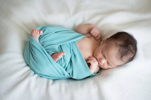 Neonata Dorme Casa Sorride Sogno Ritratto Del Bambino Carino — Foto Stock