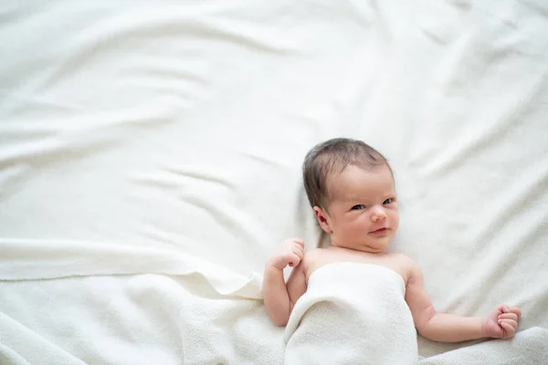 Bonito Sorrindo Bebê Recém Nascido Menina Deitada Cama Casa Retrato — Fotografia de Stock