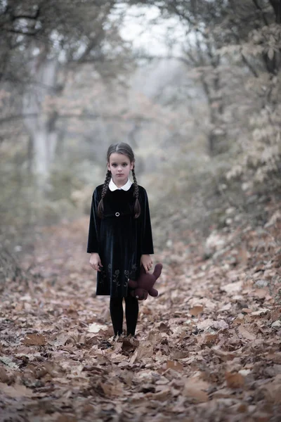 Hermosa Niña Con Pelo Largo Morena Vestida Con Vestido Terciopelo — Foto de Stock