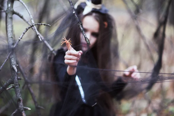 Hermosa Niñita Vestida Con Vestido Bruja Araña Hattouching Con Dedo — Foto de Stock