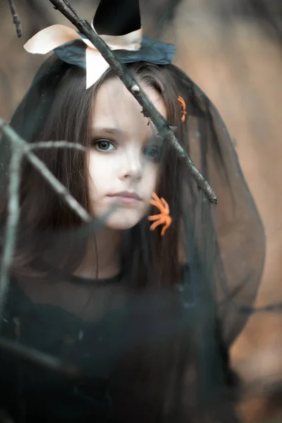 Красива Маленька Дівчинка Довгим Брюнетковим Волоссям Одягнена Сукню Відьми Капелюх — стокове фото