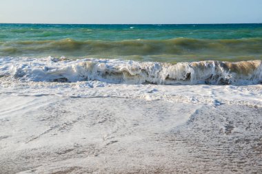 Sicilya 'da bir plaj. Akdeniz kıyısı. Dalgalar
